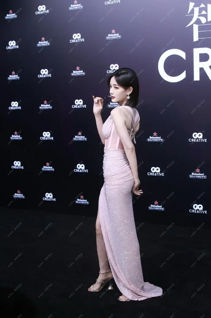 边防战士用手机学习战术课程